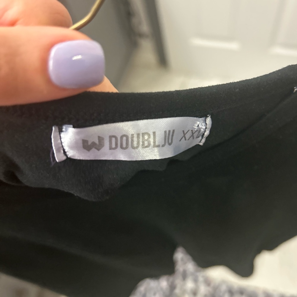 Black shirt with animal detail on the sleeves. - Picture 6 of 12